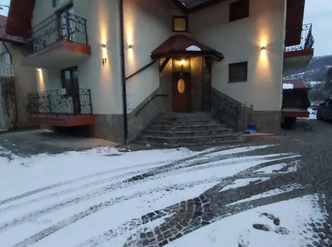 Dom Pod Winogronem 홈스테이 슈차브니차